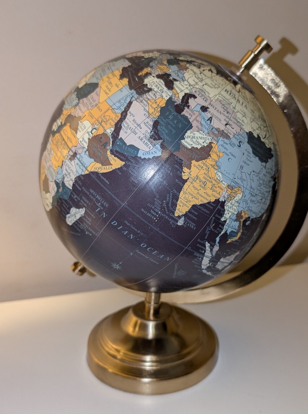 11 inch Desk Globe In excellent condition. Nice desk Globe